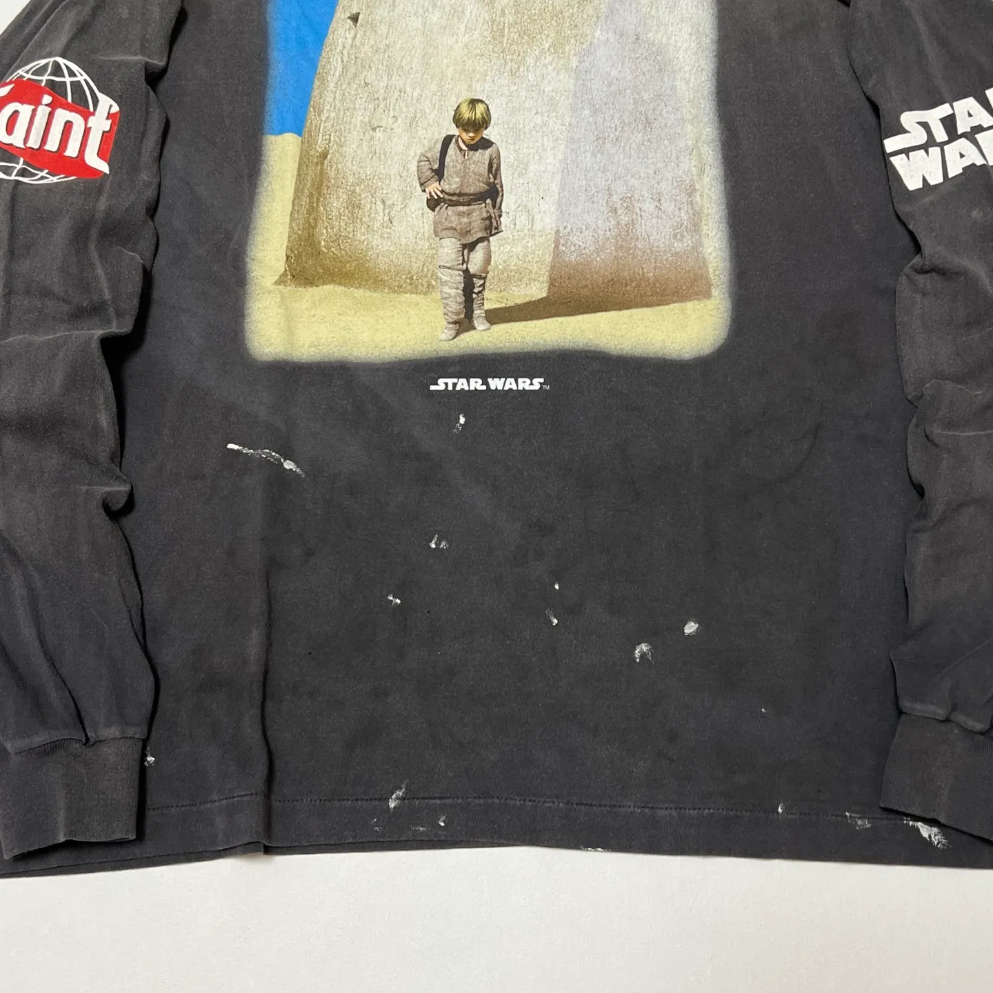 SAINT Mxxxxxx × STAR WARS SW_LS TEE /DARTHVADER/BLK Star Wars co-branded model Darth Vader/Anakin Skywalker distressed long sleeves washed black S-XL The print comes from "Anakin Skywalker" in "STAR WARS Episode I/The Phantom Menace" The impressive poster visual and the design of "Darth Vader" printed on the back The entire garment is hand-processed with dirt, washed with water, and printed with a distressed feel, which perfectly interprets the artistic specialty of NEW VINTAGE. In addition, the original co-branded main mark/wash mark/little angel anti-counterfeiting mark can be customized. It can be said that every detail of ZP is perfectly reproduced.